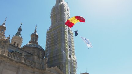 Uno de los paracaidistas desciende a la plaza del Pilar este sábado. / Aragón TV