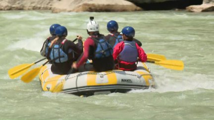 Un grupo de turistas descenciendo el río Gállego este domingo. / Aragón TV