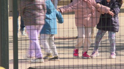 Menores en un patio de recreo de un centro escolar. / Aragón TV