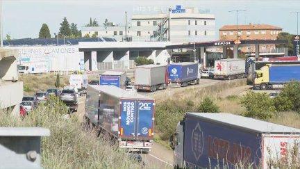 El accidente ha provocado varios kilómetros de atasco en la A-68. / DGT