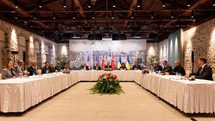 Encuentro en Turquía entre representantes rusos y ucranianos./ EFE/ Ministerio de Exteriores turco