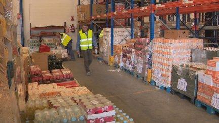 Estanterías semivacías en el almacén del Banco de Alimentos. / Aragón TV