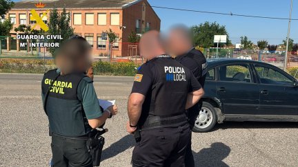Agentes de Guardia Civil y de la Policía Local de La Almunia tras la detención del autor de dos robos./ Guardia Civil