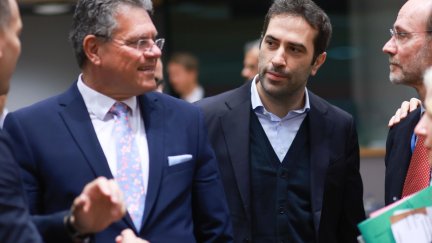 El comisario europeo de Comercio, Maros Sefcovic, junto al ministro de Comercio del Gobierno español, Carlos Cuerpo./ EFE