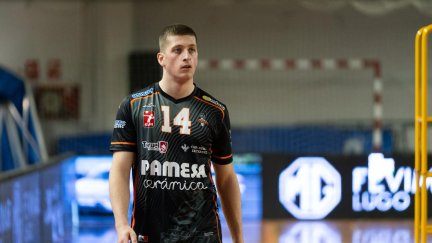 Pablo Pérez durante un partido con el Pamesa Teruel Voleibol.