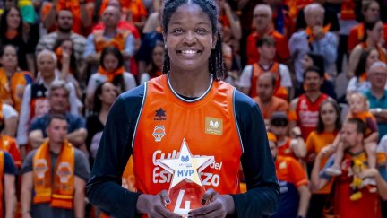 Nadia Fingall, con el premio de MVP de la final de la Liga Femenina 2024.
