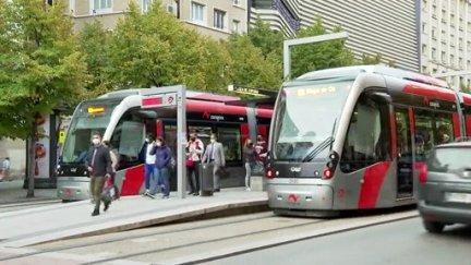 El tranvía de Zaragoza en la parada de la plaza de España. / Aragón TV