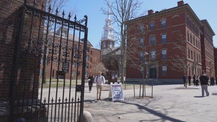 Puerta de entrada a la Universidad de Harvard. / Reuters