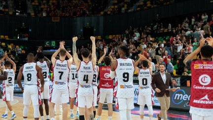 Los jugadores del Casademont Zaragoza celebran la victoria en Bilbao.