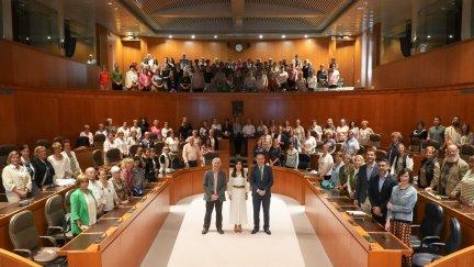 Los 144 voluntarios en el hemiciclo de las Cortes con la presidenta Marta Fernández. / Cortes de Aragón