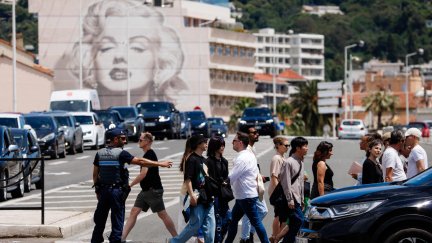 Un policía dirige el tráfico tras un apagón en Cannes (Francia). / EFE
