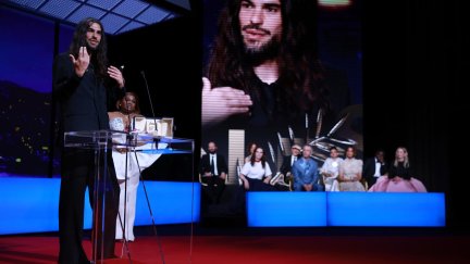 El director de cine Oliver Laxe habla tras recibir el Premio del Jurado por 'Sirat' durante la ceremonia de clausura y entrega de premios del 78.º Festival de Cine de Cannes (Francia) / EFE