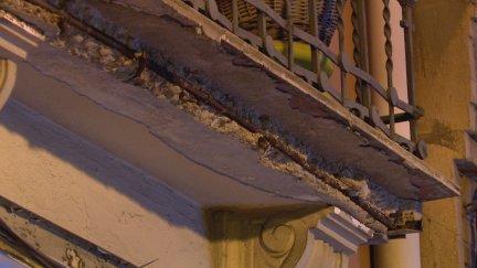 Balcón del que cayeron los cascotes. / Aragón TV