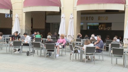 Gente en una terraza en Huesca este domingo. / Aragón TV