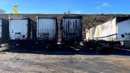 Estado en el que quedaron los remolques incendiados en la empresa de Pedrola (Zaragoza)./ Guardia Civil