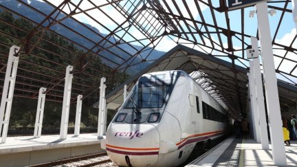 Convoy de tren en la estación de Canfranc. / Archivo