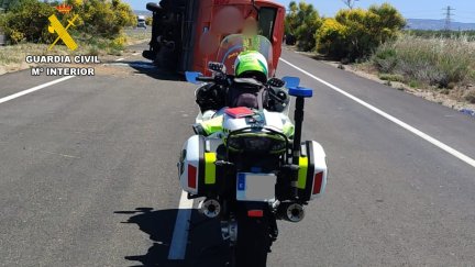El autobus siniestrado junto a una moto de la Guardia Civil. / Guardia Civil