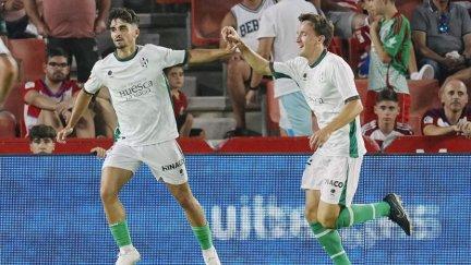 Javi Mier (izquierda) celebra el gol que anotó en Granada en la tercera jornada.