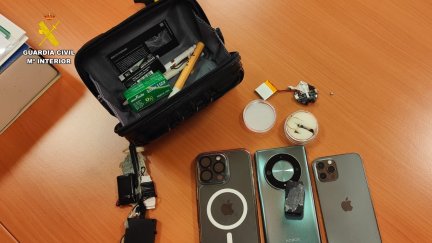 Aparatos utilizados para copiar en el examen teórico de conducir. / Guardia Civil