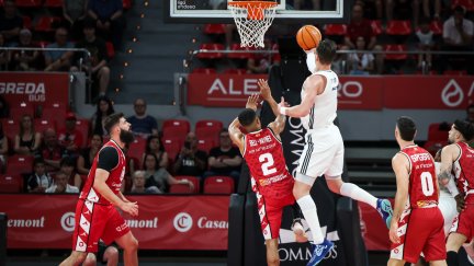 Mario Hezonja entra canasta en una acción del partido.