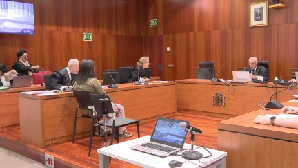 Imagen de una de las sesiones del juicio contra la madre acusada de asfixiar a su bebé. / Aragón TV