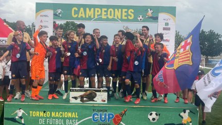 Los jugadores del Barcelona levantan el título del torneo.