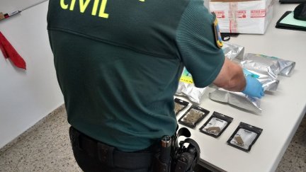 Un agente analiza las bolsas intevenidas en este comercio de Sobrarbe. | Guardia Civil