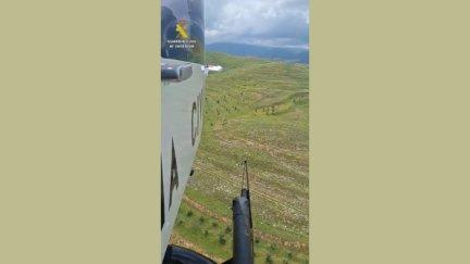 El helicóptero de la Guardia Civil sobrevuela la zona de búsqueda. / Guardia Civil
