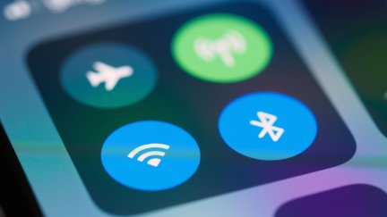Los ladrones pueden detectar la presencia en un coche de dispositivos electrónicos si tienen activado el 'bluetooth' o el wifi o cuentan con baterías de litio. / Canva