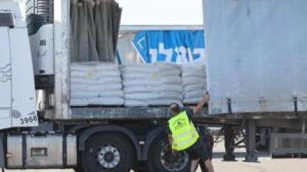 La ayuda humanitaria está a la espera de que pueda ser repartida. / EFE. Abir Sultan