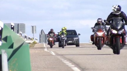 Motos en las carreteras de acceso a MotorLand. / Archivo