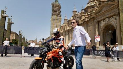 El piloto Pedro Acosta a su llegada a la plaza del Pilar. / Gobierno de Aragón