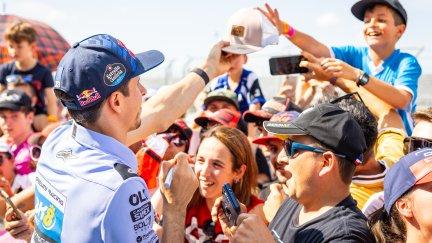 Alex Márquez atiende a los aficionados que se han acercado este jueves al Pit Lane Walk.