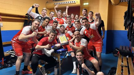 El equipo celebra la victoria en el vestuario