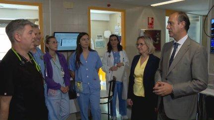 El consejero de Sanidad, José Luis Bancalero, con algunos de los mir que han comenzado su residencia en Calatayud. / Aragón TV