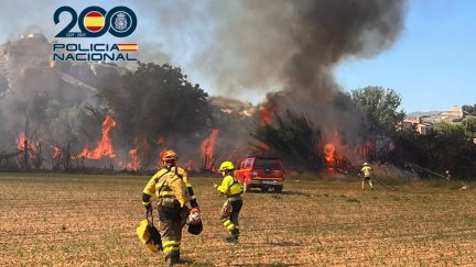 Los bomberos sofocan el incendio provocado por el menor detenido en Calatayud. / Policía Nacional