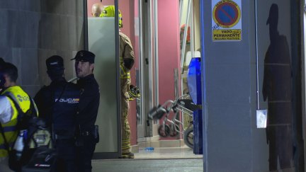 La Policía y los Bomberos de Zaragoza, en la noche del viernes, en la residencia incendiada. / Aragón TV