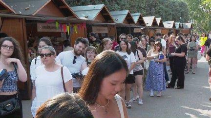 Lectores hacen fila a la espera de la firma de libros en una caseta de la Feria del Libro de Zaragoza./ Aragón TV