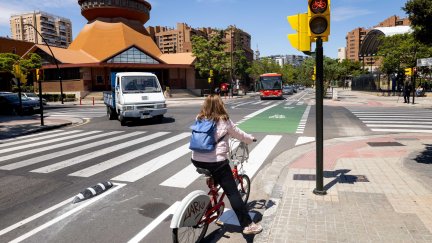 Carril bici de Pedro III El Grande, que conecta la zona escolar de Romareda./ Miguel G. García/ Europa Press