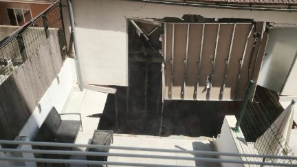 El suelo de la terraza se ha hundido sobre un local.