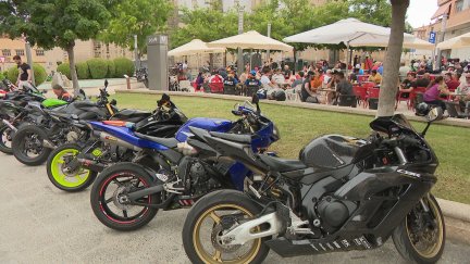 Los aficionados al motociclismo llenan las calles de Alcañiz./ Aragón TV