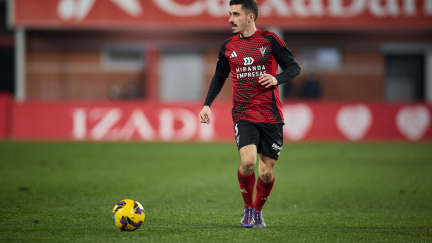 Julio Alonso durante un encuentro con el Mirandés. Foto: CD Mirandés.
