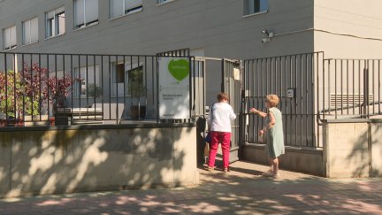 Cristales rotos en la residencia que sufrió el incendio./ Aragón TV