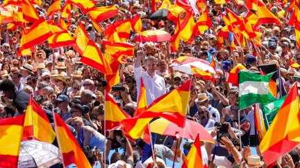 Miles de personas, en torno a Núñez Feijóo, en la concentración convocada en la plaza de España de Madrid este domingo. / Aragón TV