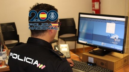 Agente de la Policía Nacional delante de un ordenador./ Policía Nacional