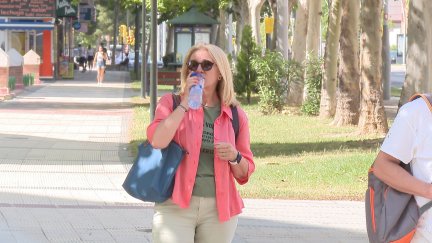 El calor obliga a llevar cerca la botella de agua y el abanico este martes en Zaragoza./ Aragón TV