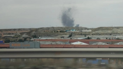 La columna de humo, vista desde la autovía A-23 a su paso por Cuarte de Huerva. / J. R.