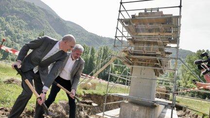El alcalde de Benasque, Manuel Mora, y el presidente del Gobierno de Aragón, Jorge Azcón, durante la colocación de la primera piedra de la telecabina. / Gobierno de Aragón