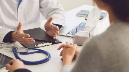 La medida busca garantizar la adecuada atención sanitaria a toda la población. / Canva