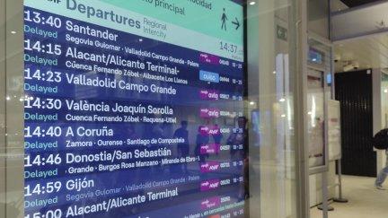Pantalla informativa en la estación de Chamartín en Madrid, este jueves, anuncia el retraso de varios trenes. / EFE